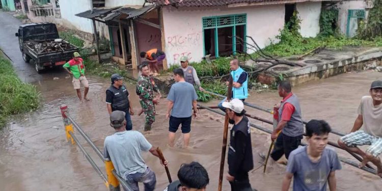 Babinsa Koramil 410-04/TKT Bersama Warga Pantau Genangan Air di Jagabaya III