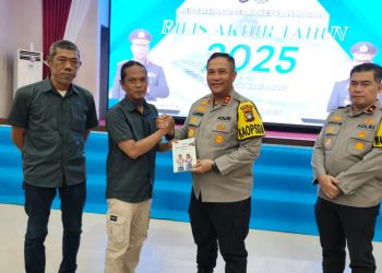 JMSI Kepri Serahkan Buku ‘Tolak Jadi Korban TPPO’ kepada Kapolda dan Wakapolda Kepri
