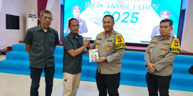 JMSI Kepri Serahkan Buku ‘Tolak Jadi Korban TPPO’ kepada Kapolda dan Wakapolda Kepri