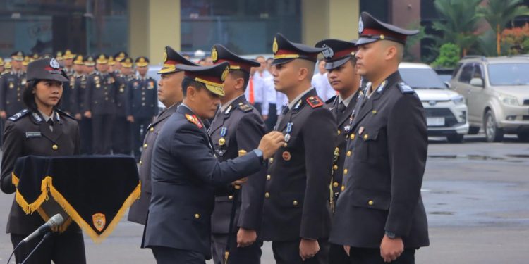 Kapolda Lampung Pimpin Upacara Hari Kesadaran Nasional dan Anugerahkan Satya Lencana Pengabdian Kepada 459 Personel