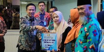 Pemprov Lampung Serahkan Tali Asih, Santunan dan Penghargaan Korpri