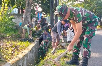 Personel Koramil 410-04/TKT Bersama Warga Giat Kerja Bakti Bersihkan Drainase