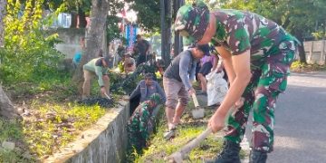 Personel Koramil 410-04/TKT Bersama Warga Giat Kerja Bakti Bersihkan Drainase