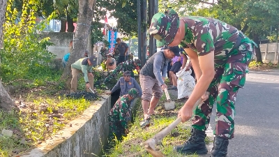 Personel Koramil 410-04/TKT Bersama Warga Giat Kerja Bakti Bersihkan Drainase