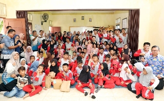 Hangat dan Penuh Empati, Bupati Egi Sambangi SLB Negeri Sidomulyo Bersama Tiga Putrinya