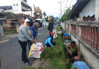 Personel Koramil 410-06/KDT Giat Gotong Royong Bersama Warga