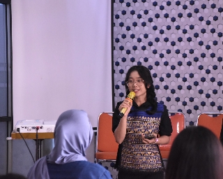 Tiodora Priska Panjaitan, Mahasiswi IIB Darmajaya Sukses Bawa Wastra Lampung Raih PKM-K 2025