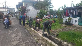 Anggota Koramil 410-03/TBU Gelar Gotong Royong Bersama Warga