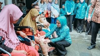 Ketua TP PKK Ibu Purnama Wulan Sari Mirza Serahkan 15 Paket Kaki Palsu kepada Penerima Manfaat