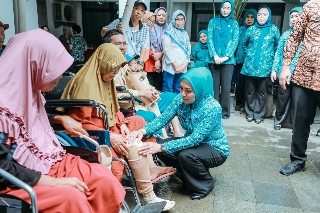 Ketua TP PKK Ibu Purnama Wulan Sari Mirza Serahkan 15 Paket Kaki Palsu kepada Penerima Manfaat
