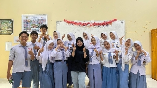 Mahasiswa Bisnis Digital IIB Darmajaya Dorong Jiwa Wirausaha Siswa SMKN 7 Bandar Lampung