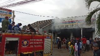 Indomaret Depan Gerbang Pemda Way Kanan Terbakar