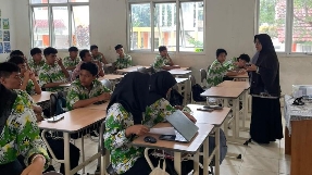 Dosen dan Mahasiswa IIB Darmajaya Bakar Semangat Wirausaha Siswa SMKN 1 Bandar Lampung
