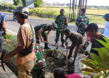Personel Koramil 410-04/TKT Bersama Warga Giat Gotong Royong
