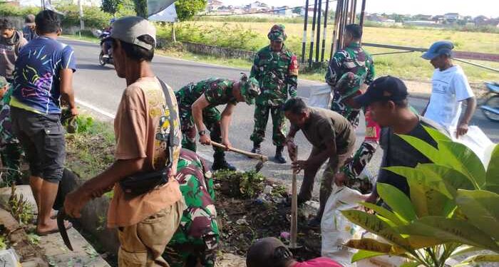 Personel Koramil 410-04/TKT Bersama Warga Giat Gotong Royong