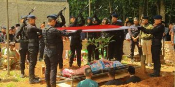 Penghormatan Terakhir: Dansat Brimob Pimpin Upacara Pemakaman Danyon A Pelopor