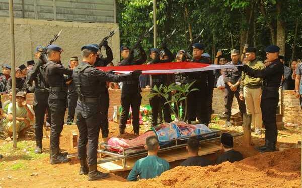 Penghormatan Terakhir: Dansat Brimob Pimpin Upacara Pemakaman Danyon A Pelopor
