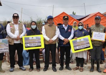 Menag Salurkan Bantuan Rp596 Juta untuk Madrasah, Guru, dan Siswa Terdampak Longsor Cisarua