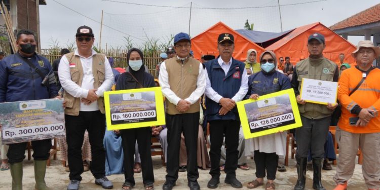 Menag Salurkan Bantuan Rp596 Juta untuk Madrasah, Guru, dan Siswa Terdampak Longsor Cisarua