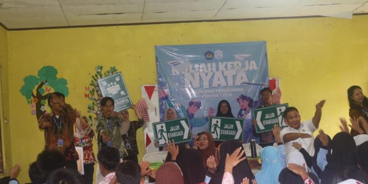 Mahasiswa KKN Edukasi Mitigasi Bencana di SDN 1 Pengajaran, Teluk Betung Utara