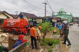 Anggota Koramil 410-01/Panjang Bersama Tim Gabungan Pantau Daerah Terdampak Cuaca Ekstrem
