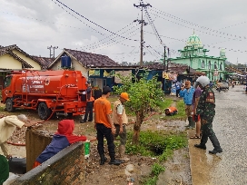 Anggota Koramil 410-01/Panjang Bersama Tim Gabungan Pantau Daerah Terdampak Cuaca Ekstrem
