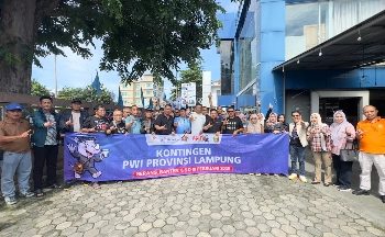 Sekdaprov Marindo Kurniawan Lepas Kontingen PWI Lampung Hadiri HPN 2026 di Banten