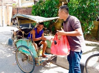 Jum’at Berkah JMSI Kota Metro Lampung Bagikan Nasi Kotak