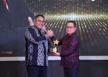 Menteri Agama RI Terima Penghargaan Golden Leader sebagai Penggerak Ekonomi Nasional Berbasis Pesantren