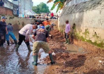 Personel Koramil 410-02/TBS Bersama Warga Gelar Gotong Royong