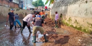 Personel Koramil 410-02/TBS Bersama Warga Gelar Gotong Royong