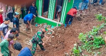 Anggota Koramil 410-02/TBS Bersama Warga Bersihkan Tanah Longsor yang Menimpa Rumah