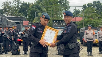 Tinju, Bripda. Abdul Razak Raih Penghargaan Sebagai Anggota Berprestasi, di Markas Batalyon A Pelopor