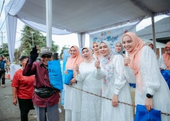 Ketua TP PKK Ibu Purnama Wulan Sari Mirza Bagikan Takjil di Mahan Agung, Bagikan Sedikitnya 800 Paket Takjil kepada Masyarakat