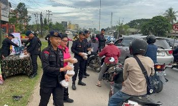 Batalyon A Pelopor Berbagi Takjil, Hangatkan Kebersamaan di Bulan Suci Ramadan
