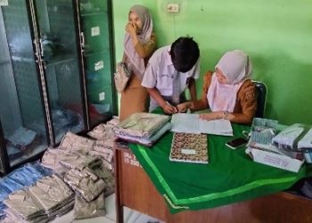 SMA Negeri 3 Kotabumi Distribusikan Seragam untuk 360 Siswa