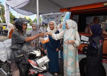 TP. PKK Provinsi Lampung Bersama DWP Bagikan 500 Paket Takjil di Hari Terakhir Kegiatan Ramadan Berbagi