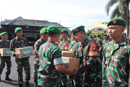 Dandim 0410/KBL Serahkan Bingkisan Lebaran ke Jajarannya