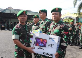 Demi Kelancaran Tugas, Dandim 0410/KBL Serahkan Laptop ke Tiga Stafnya