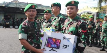 Demi Kelancaran Tugas, Dandim 0410/KBL Serahkan Laptop ke Tiga Stafnya