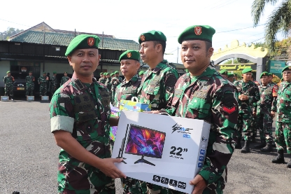 Demi Kelancaran Tugas, Dandim 0410/KBL Serahkan Laptop ke Tiga Stafnya