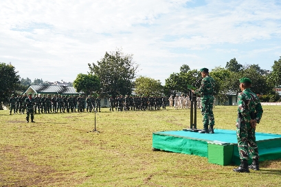 Korem 043/Gatam Gelar Upacara Bulanan dan Kerangkatan Prajurit dan PNS Yang Melaksanakan Cuti