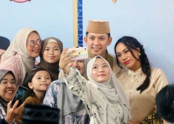 Tanpa Sekat di Hari Raya, Egi-Zita Salami Warga Satu per Satu di Lamban Rakyat