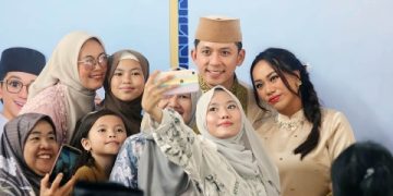 Tanpa Sekat di Hari Raya, Egi-Zita Salami Warga Satu per Satu di Lamban Rakyat