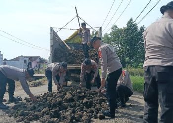 Puasa Tidak Menjadi Halangan, Brimob Kompi 2B Pelopor Bersinergi Dengan Warga Perbaiki Akses Jalan Rusak
