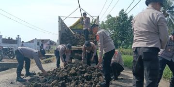 Puasa Tidak Menjadi Halangan, Brimob Kompi 2B Pelopor Bersinergi Dengan Warga Perbaiki Akses Jalan Rusak