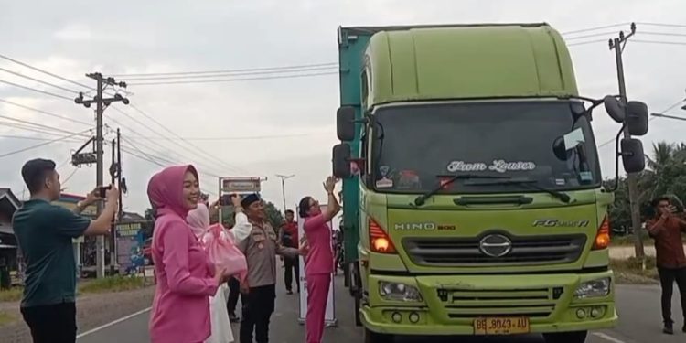 Kapolres Bersama Bhayangkari Cabang Mesuji Bagikan Takjil Kepada Warga