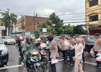 Biro Sdm Polda Lampung Berbagi Kebahagiaan, Bagikan Ratusan Takjil Pada Pengendara