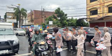 Biro Sdm Polda Lampung Berbagi Kebahagiaan, Bagikan Ratusan Takjil Pada Pengendara