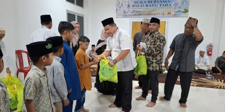 Cari Berkah Ramadhan, RS Ratu Tara Berbagi Untuk Anak Yatim dan Lansia